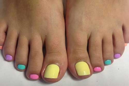 The combination of several fashionable shades in a pedicure 2018