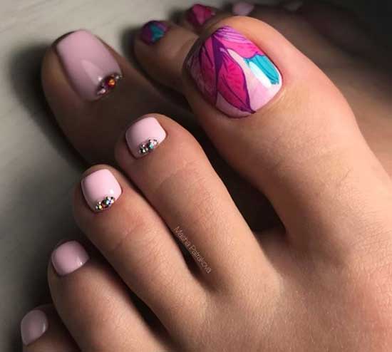 Pink pedicure with pattern