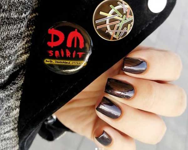 Brown manicure