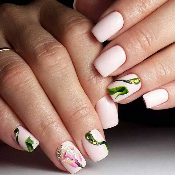 Motif floral sur les ongles