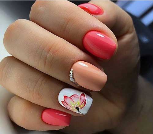 Delicate nail design with a pattern of flowers