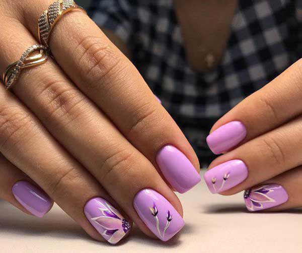 Delicate flowers on nails