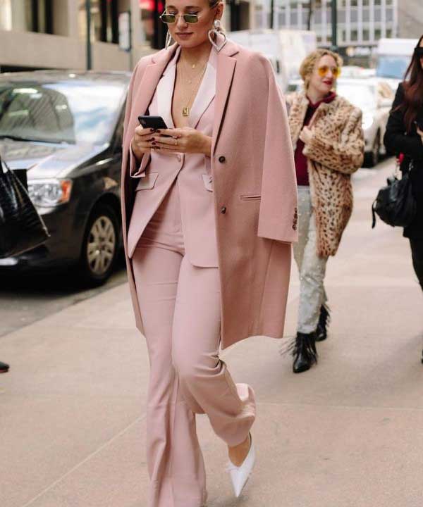 Trouser suit in pastel colors