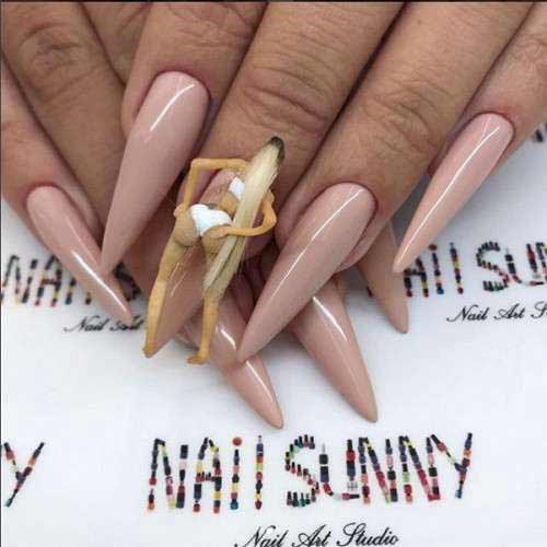 It is better to give up extremely long nails after 40 years.