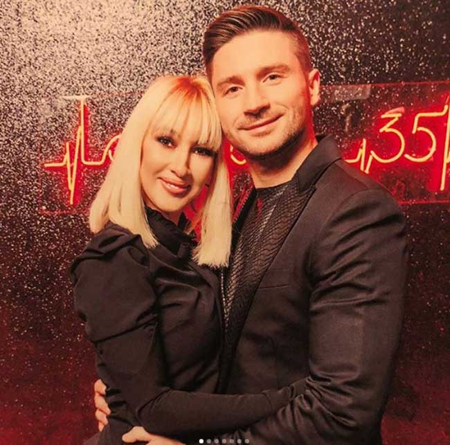 La présentatrice de télévision Lera Kudryavtseva avec une nouvelle coupe de cheveux