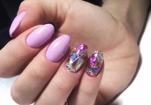 Effet de verre brisé sur deux ongles