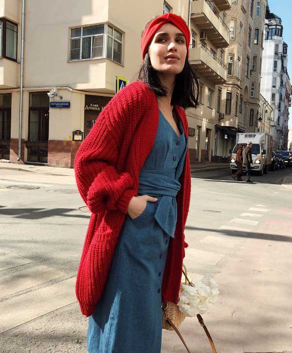 Cardigan rouge avec robe en jean