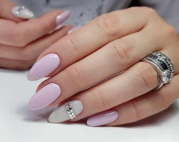 Revêtement des ongles avec du vernis gel Shellac