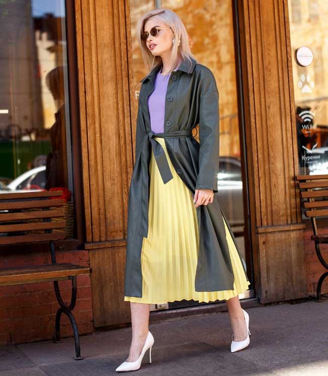 Look with a pleated skirt in pastel yellow