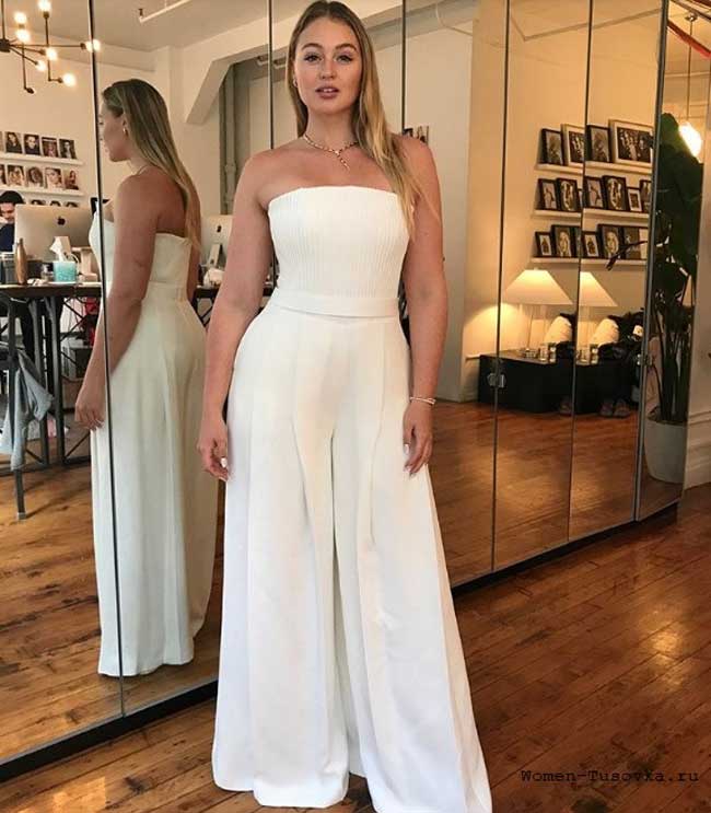 Plus-size model in palazzo trousers