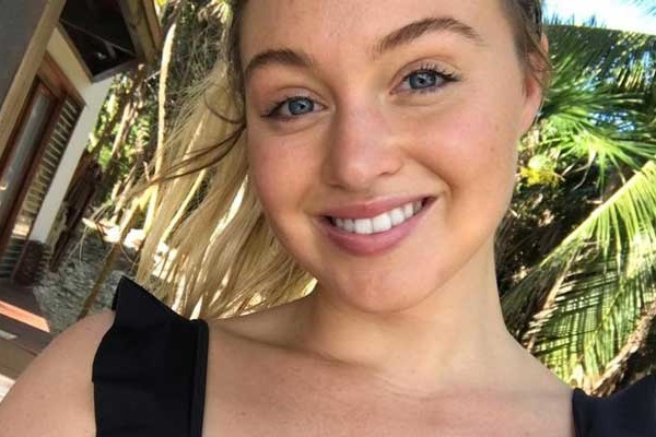 Model Iskra Lawrence about a swimsuit for obese women