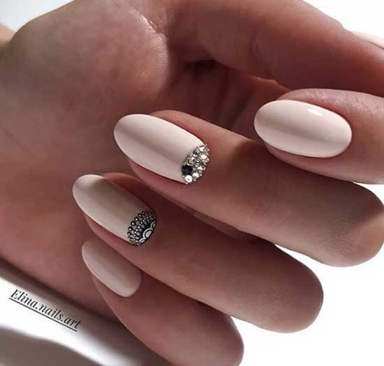 Nude - beige manicure