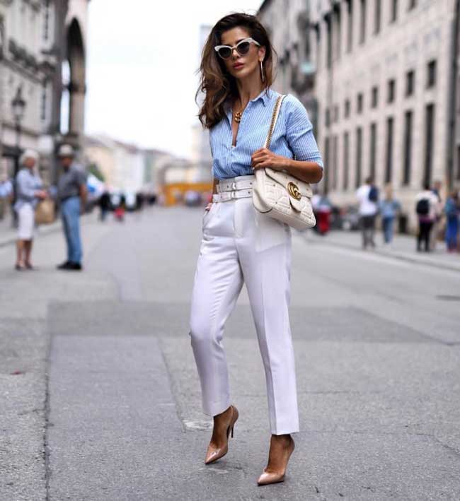 Pantalon blanc avec une chemise bleue