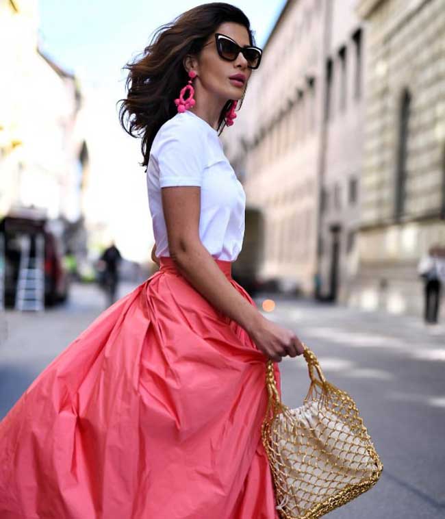 T-shirt blanc avec une jupe brillante