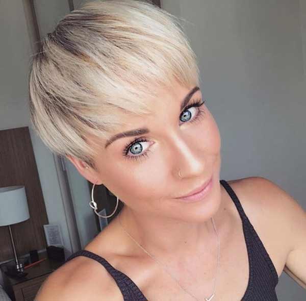 Coupe de cheveux Pixie blonde