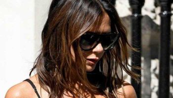 Victoria Beckham en haut noir et jupe longue