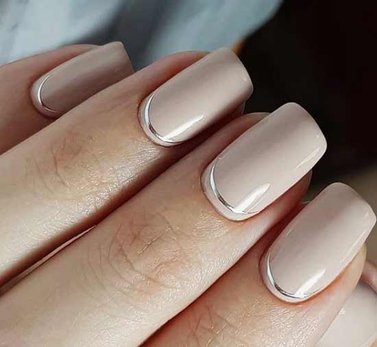 Vernis gel au bureau sur mains bronzées