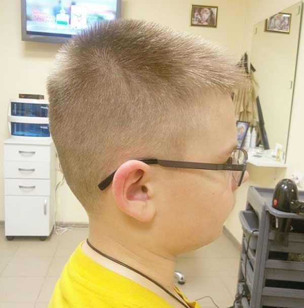 Coupe de cheveux pour le hérisson d'un garçon