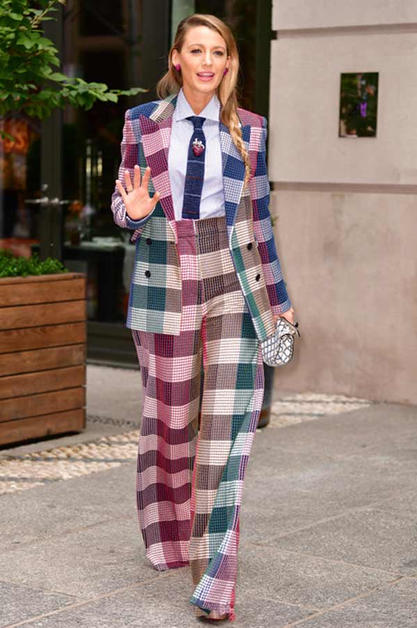 Suit in a fashionable cage with wide trousers - the trend of the season