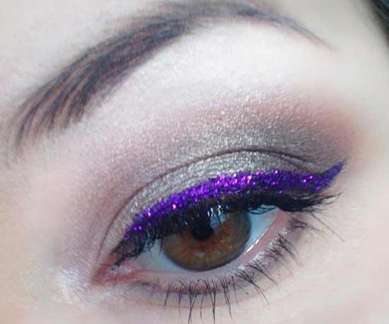 Paillettes violettes dans le maquillage des yeux