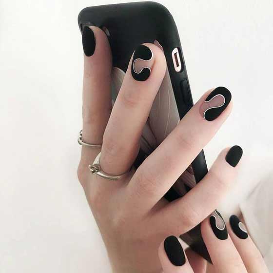 Beautiful black and white manicure idea