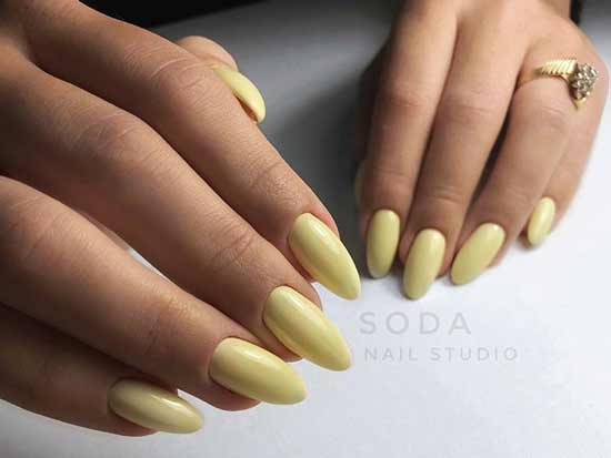 Light yellow manicure for autumn