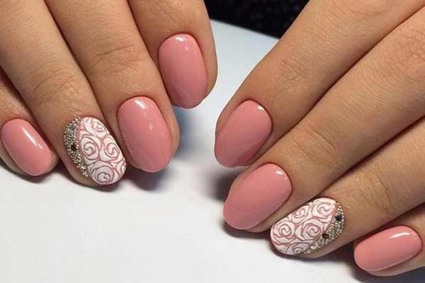 Beaux ongles ovales et dessins