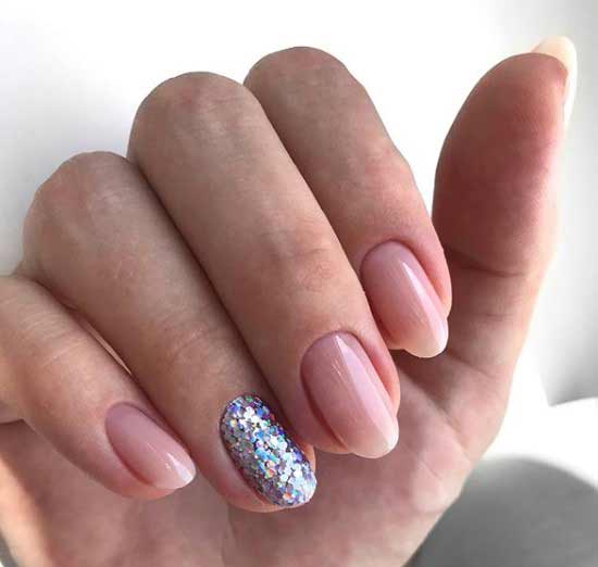 Nude et paillettes pour ongles ovales