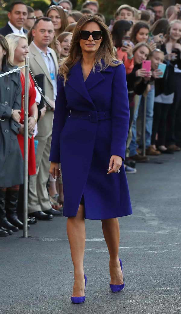 Melania en manteau bleu et escarpins