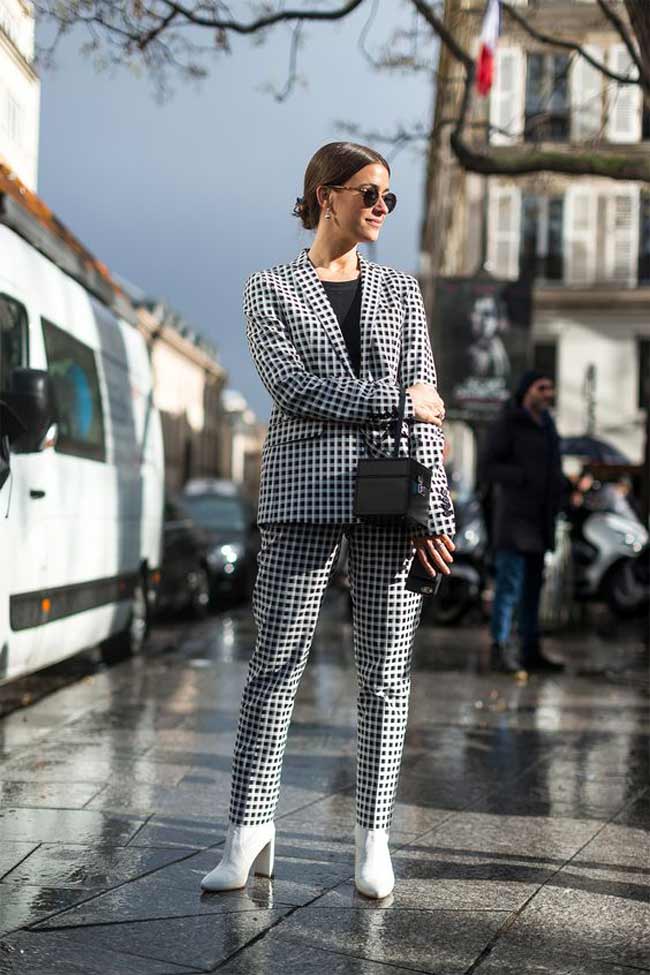 Costume de pantalon à la mode dans une cage