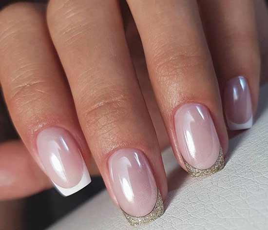 Français avec des paillettes sur 2 ongles