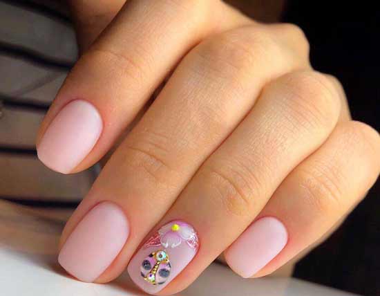 Manicure with voluminous details