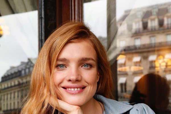 Natalya Vodianova look cool avec une doudoune courte