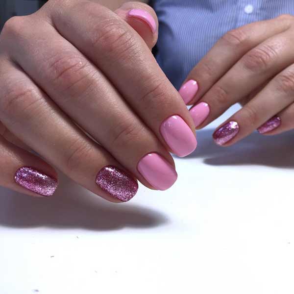 Manucure pailletée pour ongles courts