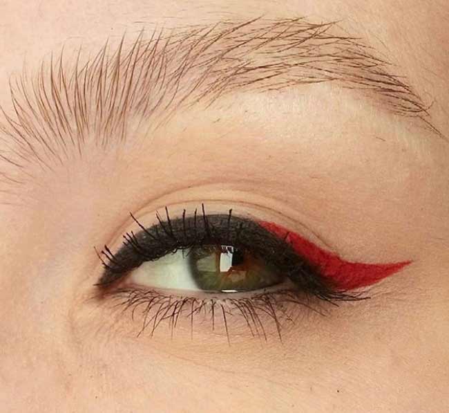 Flèche noire et rouge sur les yeux