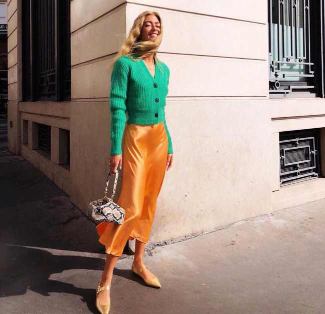 Orange + vert dans les vêtements à l'automne - un look élégant