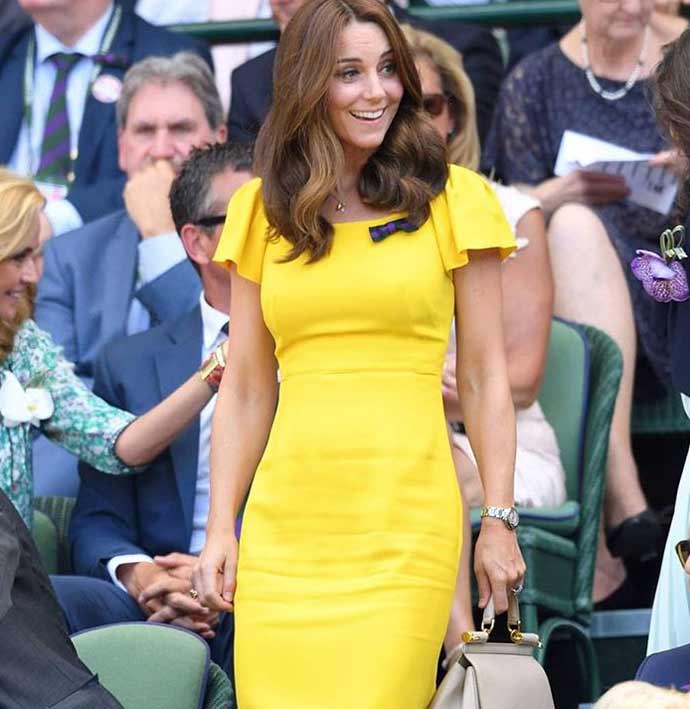 Kate en robe jaune