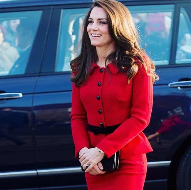 Kate Middleton dans un costume rouge diable