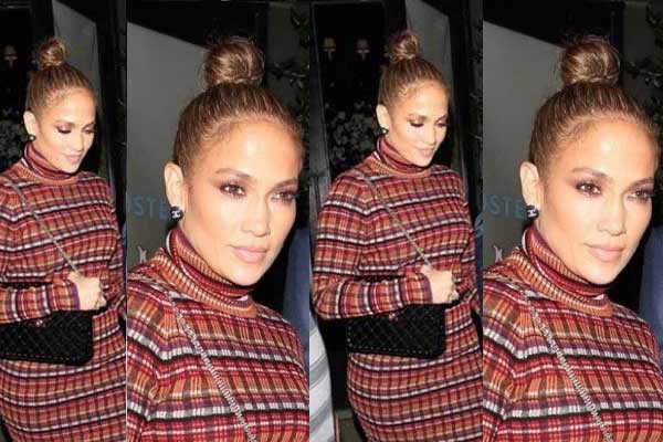 J. Lo dans la robe en maille parfaite