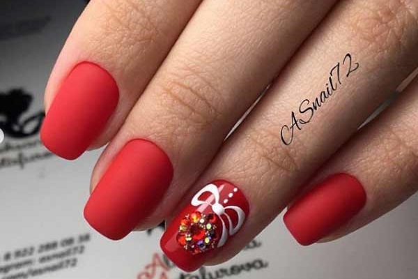 Red festive manicure