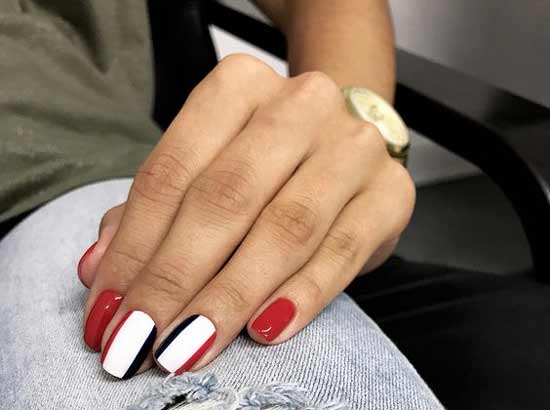 Bright red color in manicure