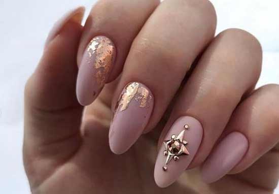 Nude background + gold manicure nails