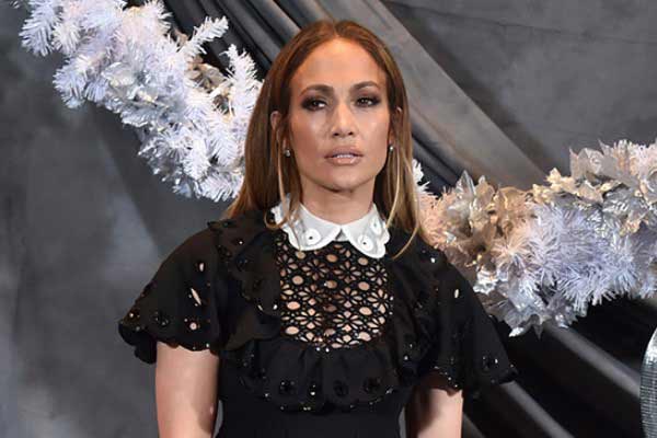 Jennifer Lopez en petite robe noire