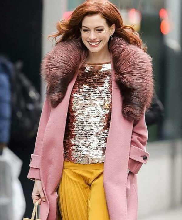 Anne Hathaway insulated with taste: a winter coat, sequins and a bright skirt