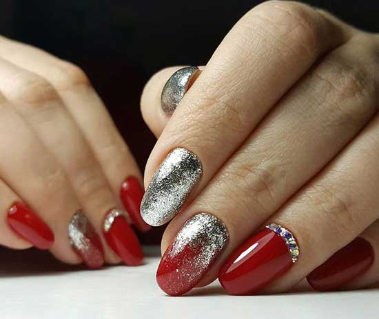 Argent pailleté rouge sur les ongles