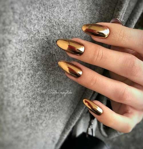 Frottement d'or sur les ongles