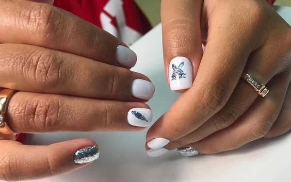 Vernis blanc et motif du Nouvel An sur ongles courts