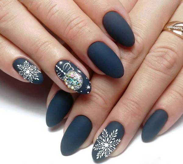 New Year's winter manicure 2019