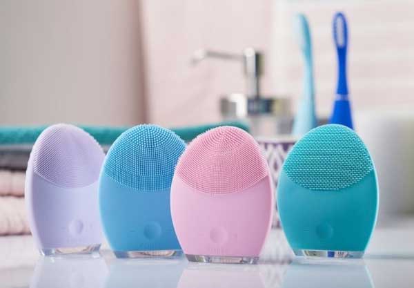 LUNA 2 facial cleansing and massage brush