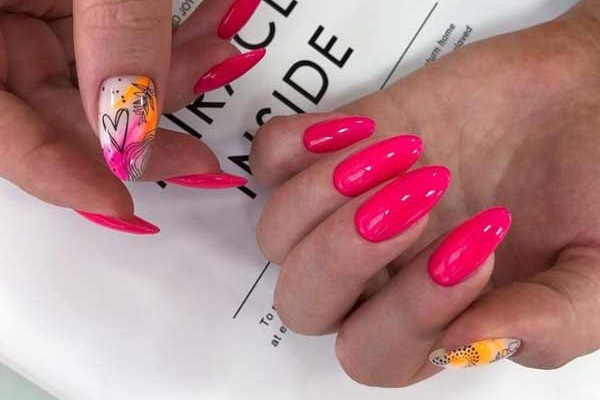 Manucure rouge avec ongles longs coeur